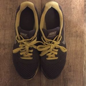 Nike Athletic Tennis Shoes in gray and yellow